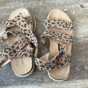 Universal Thread Platform patterned sandals